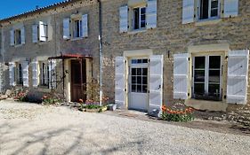 Escale Au Clos Saint Martin De Juillers Gites Et Chambres D'Hotes