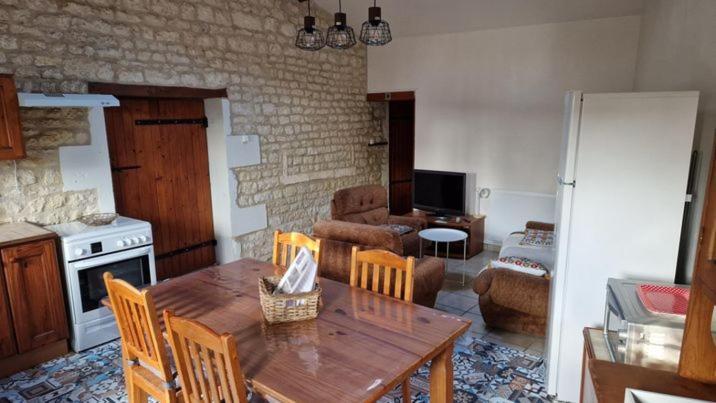 Escale Au Clos Saint Martin De Juillers Gites Et Chambres D'Hotes Buitenkant foto