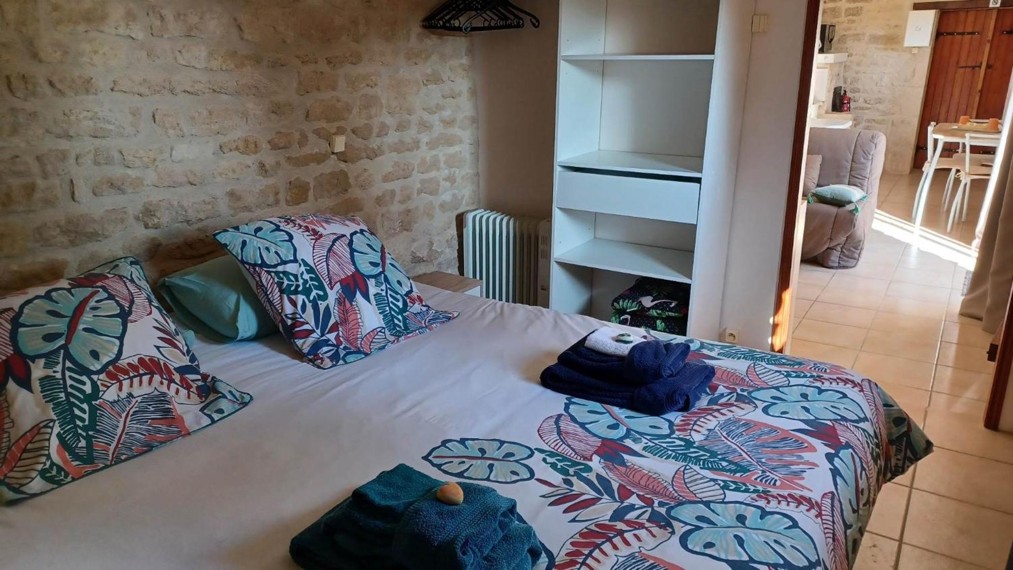 Escale Au Clos Saint Martin De Juillers Gites Et Chambres D'Hotes Buitenkant foto